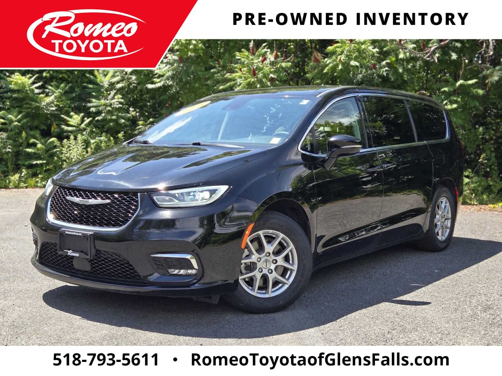 2024 Chrysler Pacifica Touring L in Diamond Black Crystal Pearlcoat — front three-quarter view